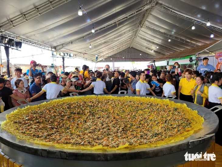 Bánh xèo ‘siêu to khổng lồ, bánh chưng ‘lớn nhất’ xuất hiện tại Lễ hội bánh dân gian Nam Bộ 2025