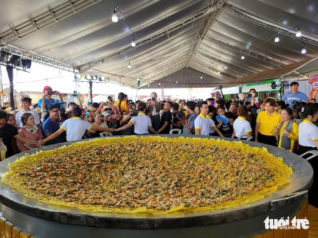 Bánh xèo ‘siêu to khổng lồ, bánh chưng ‘lớn nhất’ xuất hiện tại Lễ hội bánh dân gian Nam Bộ 2025